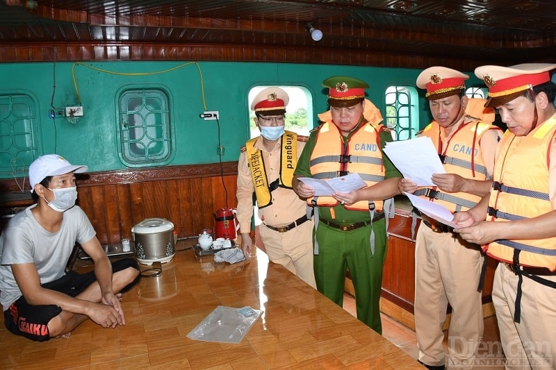 Lực lượng chức năng tuyên tuyền, vận động Thuyền trưởng đưa phương tiện vi phạm về bãi hạ tải
