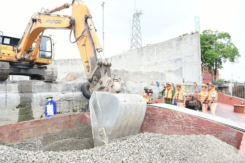 Các phương tiện vi phạm chỉ cho phép lưu thông sau khi đã hạ tải, hàng hóa còn lại đủ tải trọng thiết kế theo số kiểm định an toàn kỹ thuật phương tiện