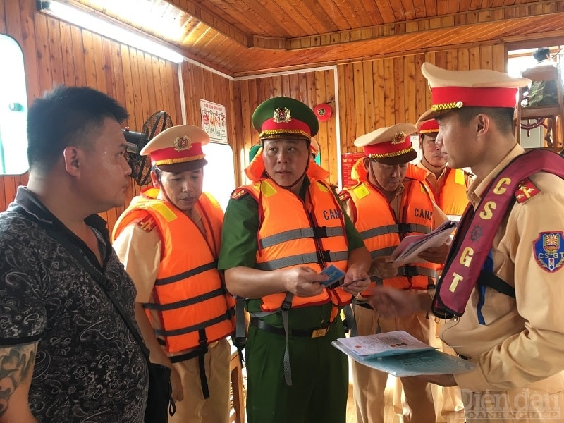 Theo thống kê của Phòng cảnh sát đường thuỷ, CATP Hải Phòng, từ tháng 6/2022 đến đầu tháng 8/2022, CATP Hải Phòng đã xử lý gần 300 trường hợp vi phạm TTATGT đường thủy nội địa; tước 13 giấy chứng nhận khả năng chuyên môn