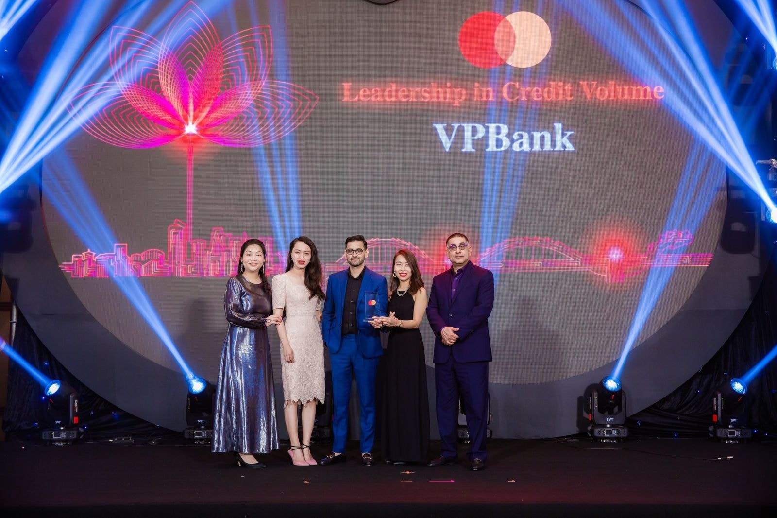 Đại diện VPBank nhận giải từ