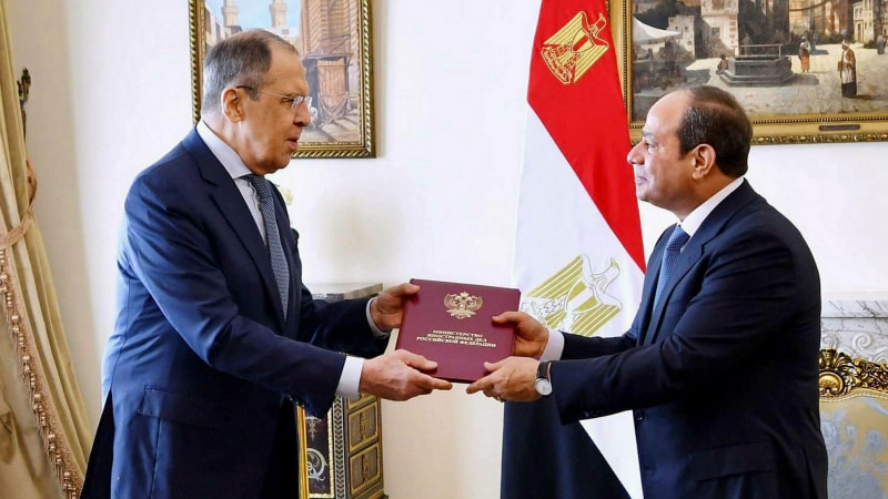 Ngoại trưởng Nga Lavrov trong cuộc gặp với Tổng thống Ai Cập Abdel Fattah al-Sisi tại Cairo. Nguồn: DPA.