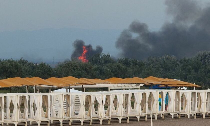 Khói đen bốc lên từ phía sân bay Saki, gần Novofyodorovka trên bán đảo Crimea