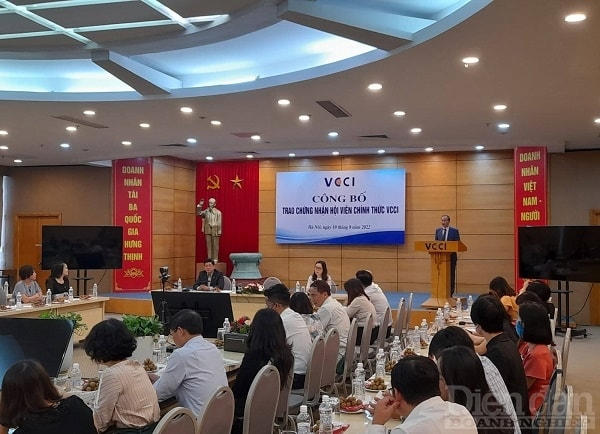 Thay mặt lãnh đạo Phòng Thương mại và Công nghiệp Việt Nam (VCCI), Phó Chủ tịch VCCI Hoàng Quang Phòng nhiệt liệt hoan nghênh và chào mừng các đại diện cho Hiệp hội doanh nghiệp, doanh nghiệp đã trở thành hội viên chính thức của Phòng thương mại và Công nghiệp Việt Nam (VCCI), tham gia vào “ngôi nhà chung” của cộng đồng doanh nghiệp Việt Nam. Ảnh: Nguyễn Việt