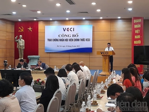 Ông Phạm Hữu Quyết, Phó Trưởng ban Ban Hội viên và Đào tạo đọc quyết định của Chủ tịch VCCI, về việc công nhận hội viên chính thức VCCI và trao giấy chứng nhận hội viên đợt 1 năm 2022 cho các Hiệp hội doanh nghiệp tại khu vực phía Bắc. Ảnh: Nguyễn Việt