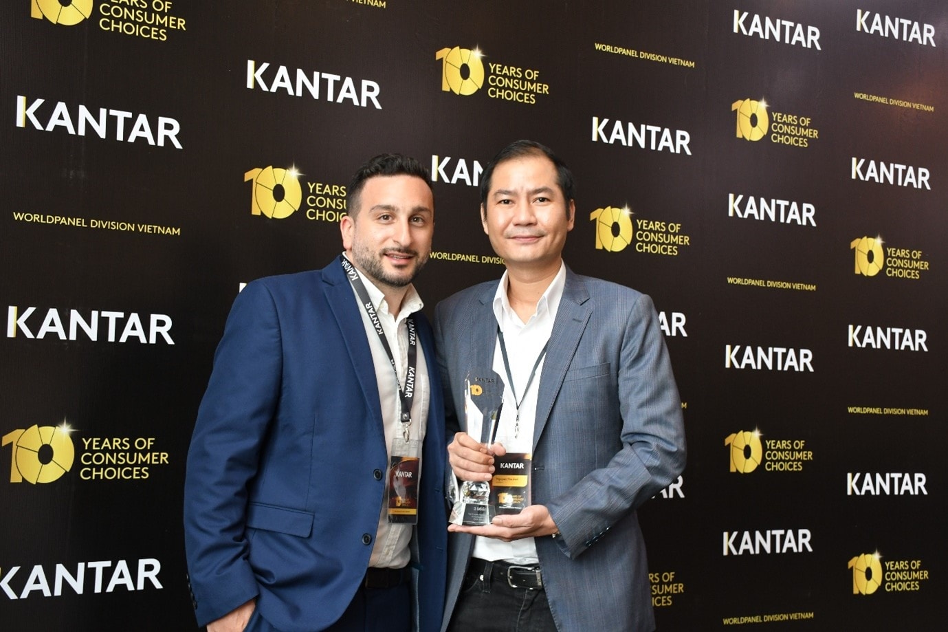 Ông Nguyễn Thế Anh – P.TGĐ Uniben cùng Ông Peter Christou – TGĐ Kantar Worldpanel Việt Nam tại sự kiện “10 Năm Hành Trình Thay Đổi Trong Hành Vi Người Tiêu Dùng”