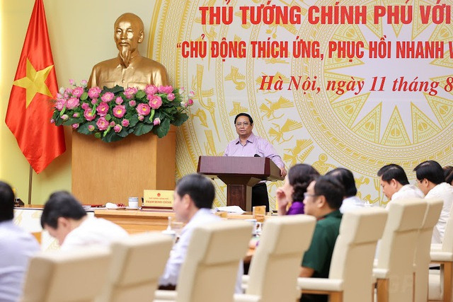 Thủ tướng đề nghị các tổ chức, hiệp hội doanh nghiệp cần phát huy vai trò trong hỗ trợ doanh nghiệp thành viên, đặc biệt đẩy mạnh các hoạt động kết nối, giúp các doanh nghiệp cùng nhau vượt qua khó khăn hiện nay, thích ứng với giai đoạn mới. Ảnh: VGP/Nhật Bắc