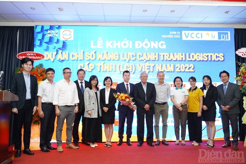 Lãnh đạo VLA tặng hoa nhóm