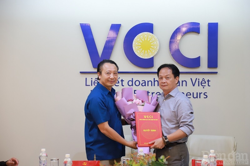 Bí thư Đảng uỷ VCCI Nguyễn Quang Vinh trao quyết định bổ nhiệm cho đồng chí Nguyễn Tuấn Hải