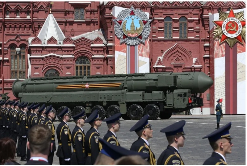 Vũ khí hạt nhân của Nga trong lễ diều binh ở Moscow.