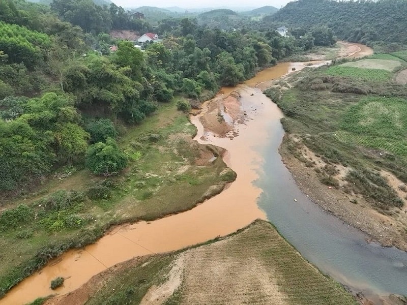 Hai dòng sông hai màu nước