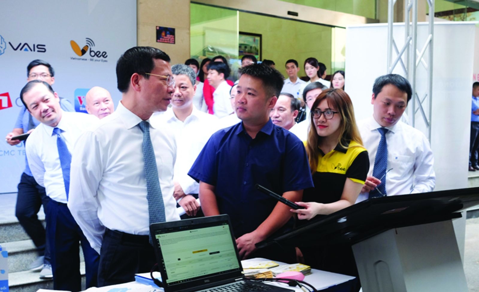  Bộ trưởng Bộ Thông tin & Truyền thông Nguyễn Mạnh Hùng trải nghiệm công nghệ nhận diện giọng nói Vbee tại triển lãm Make in Vietnam. Ảnh: Lê Sơn