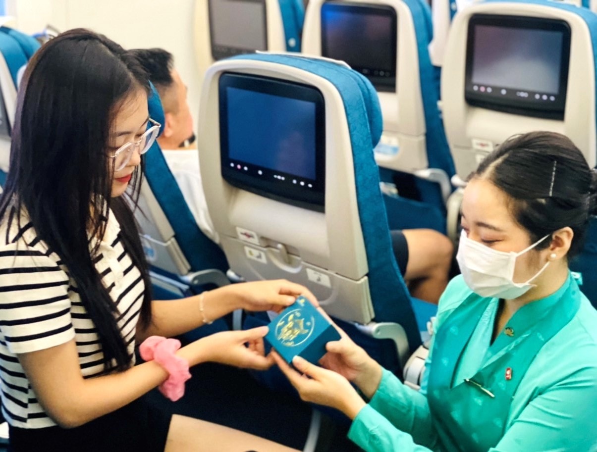 Vietnam Airlines phục vụ bánh trung thu trong các chuyến bay