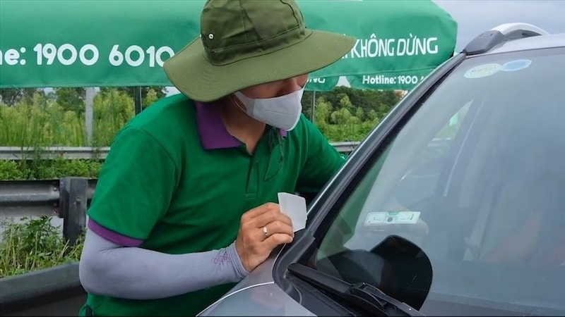 Theo đó yêu cầu doanh nghiệp cung cấp dịch vụ, VEC và các nhà đầu tư BOT khắc phục ngay lỗi không nhận diện thẻ định danh của phương tiện trong quá trình vận hành hệ thống thu phí không dừng.