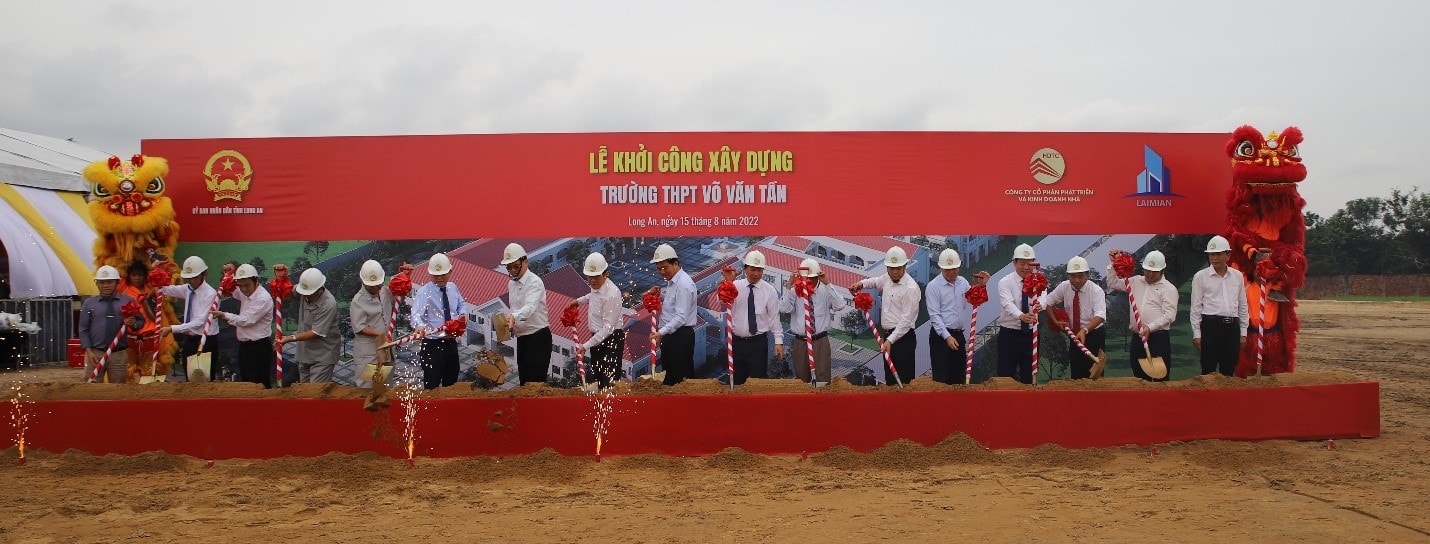 Nguyên Chủ tịch nước Trương Tấn Sang và các lãnh đạo tỉnh Long An, lãnh đạo công ty HDTC phát lệnh khởi công công trình xây dựng trường THPT Võ Văn Tần .