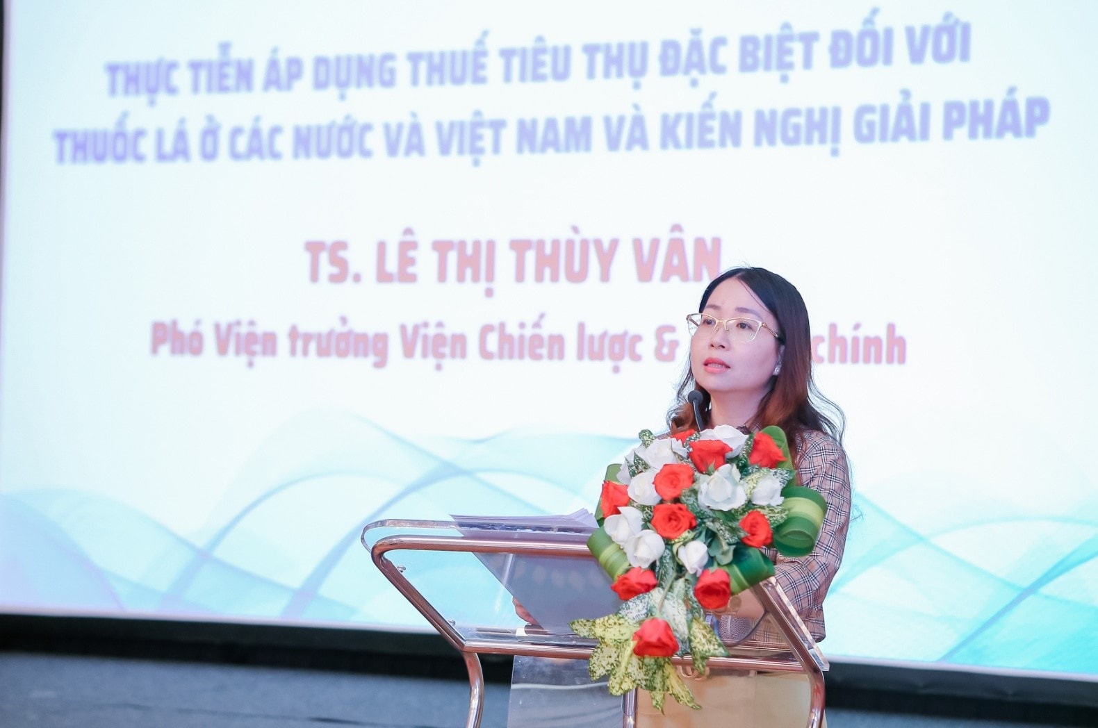 Đại diện Lãnh đạo Viện Chiến lược và Chính sách Tài chính chỉ ra rằng phương thức đánh thuế theo tỷ lệ phần trăm đang bộc lộ nhiều hạn chế, khuyến khích sự gia tăng của thuốc lá giá rẻ.