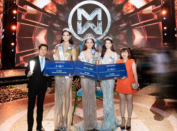 Đại diện Thương hiệu Artistry -p/Đơn vị chăm sóc sắc đẹp chính thức Miss World Việt Nam 2022 trao phần tài trợ cho Top 3 đương kim Hoa Hậu & Á hậu