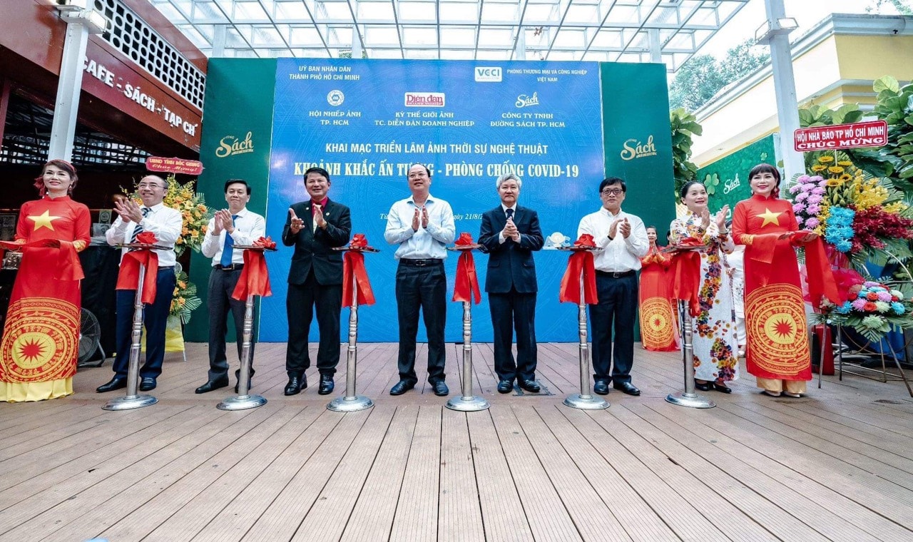 Các đại biểu thực hiện nghi thức cắt băng khai mạc triển lãm.
