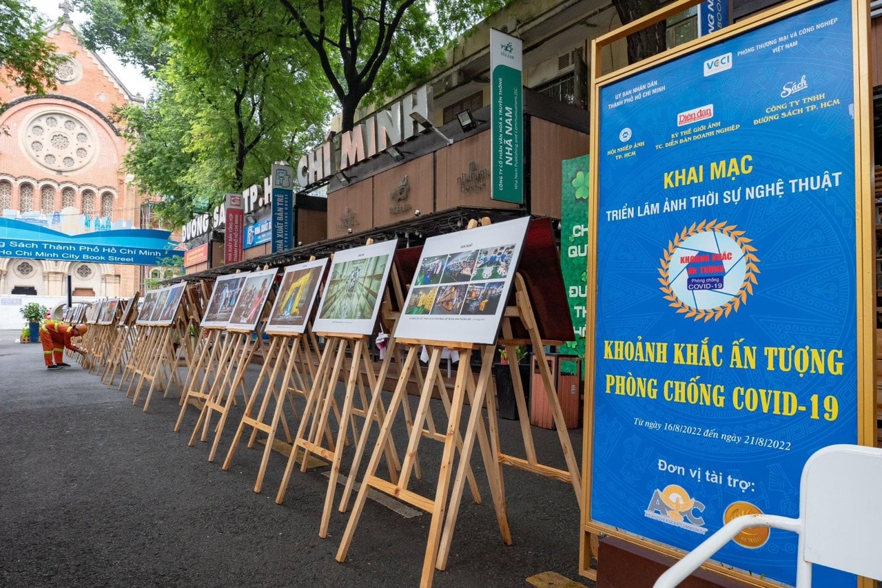 Triển lãm ảnh thời sự nghệ thuật “Khoảnh khắc ấn tượng - Phòng chống COVID-19”, với 100 tác phẩm được lựa chọn từ hơn 2.600 tác phẩm tham dự của 189 tác giả ở 43 tỉnh, thành phố.