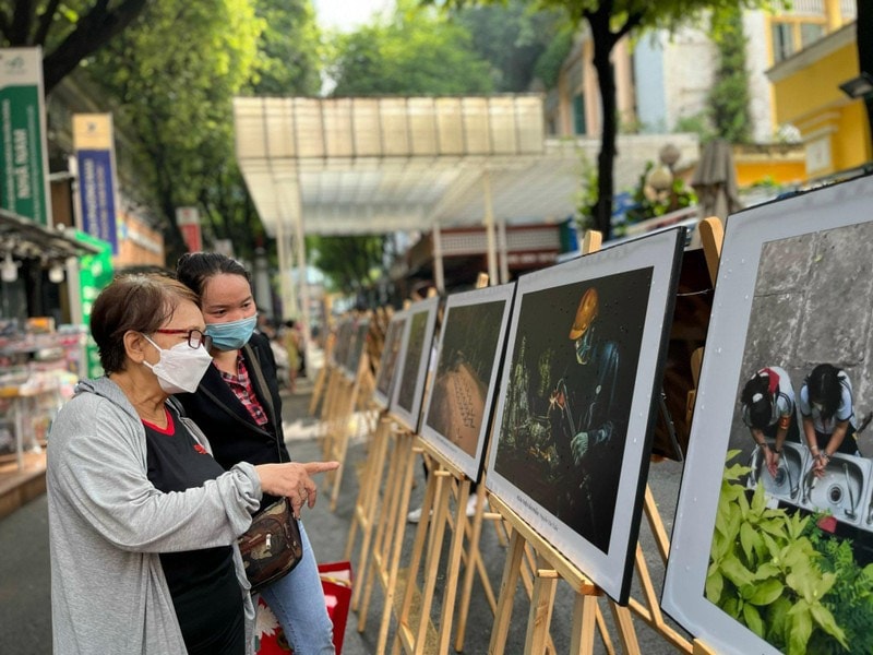 Người dân TP.HCM xem lại những khoảnh khắc lịch sử của TP cũng như cả nước trong cuộc chiến với dịch COVID-19.
