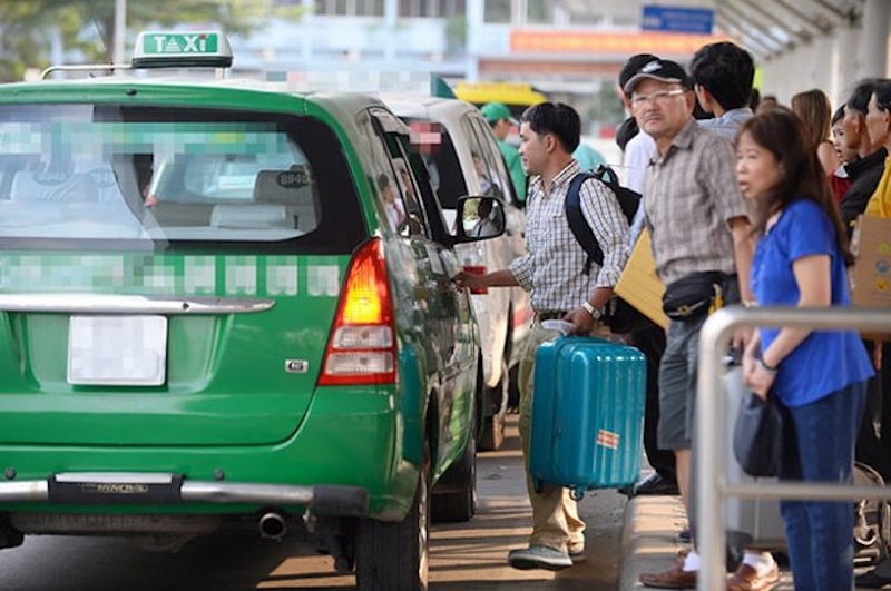 chỉ có vài ba doanh nghiệp kinh doanh taxi “rục rịch” giảm giá nhẹ, trong khi đó giá cước xe khách thậm chí vẫn “đứng yên”