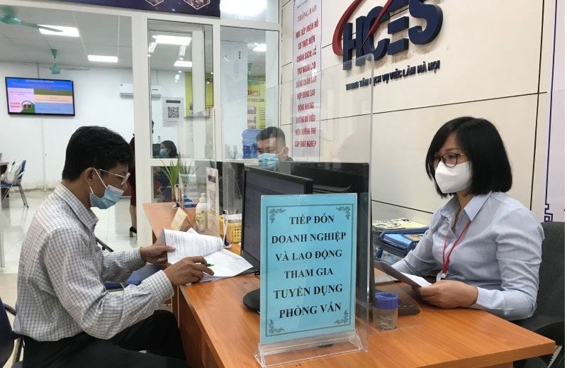 Người lao động tìm kiếm việc làm tại Trung tâm dịch vụ việc làm Hà Nội