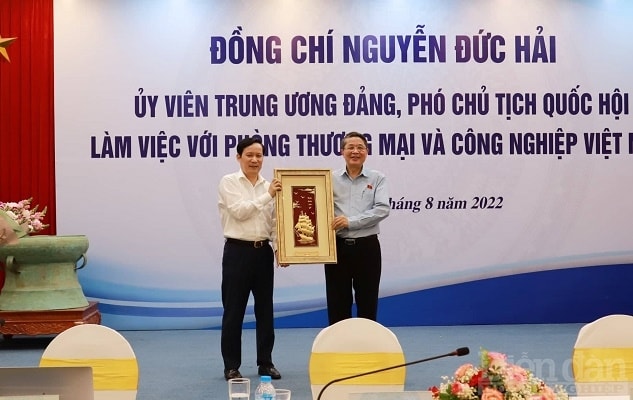 Chủ tịch VCCI Phạm Tấn Công và Phó Chủ tịch Quốc hội Nguyễn Đức Hải. Ảnh: Gia Thoả