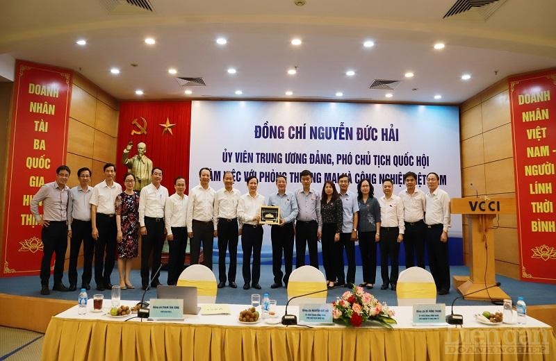 Phó Chủ tịch Quốc hội, Chủ tịch VCCI và các đại biểu chụp ảnh lưu niệm sau buổi làm việc