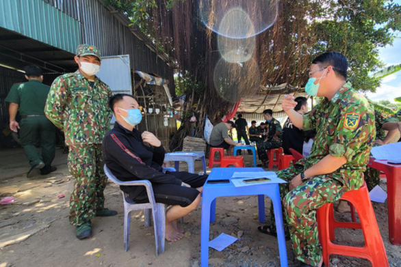 Lực lượng biên phòng An Giang làm việc với 1 trong số 40 người chạy từ Campuchia về - Ảnh: Bộ đội biên phòng An Giang cung cấp