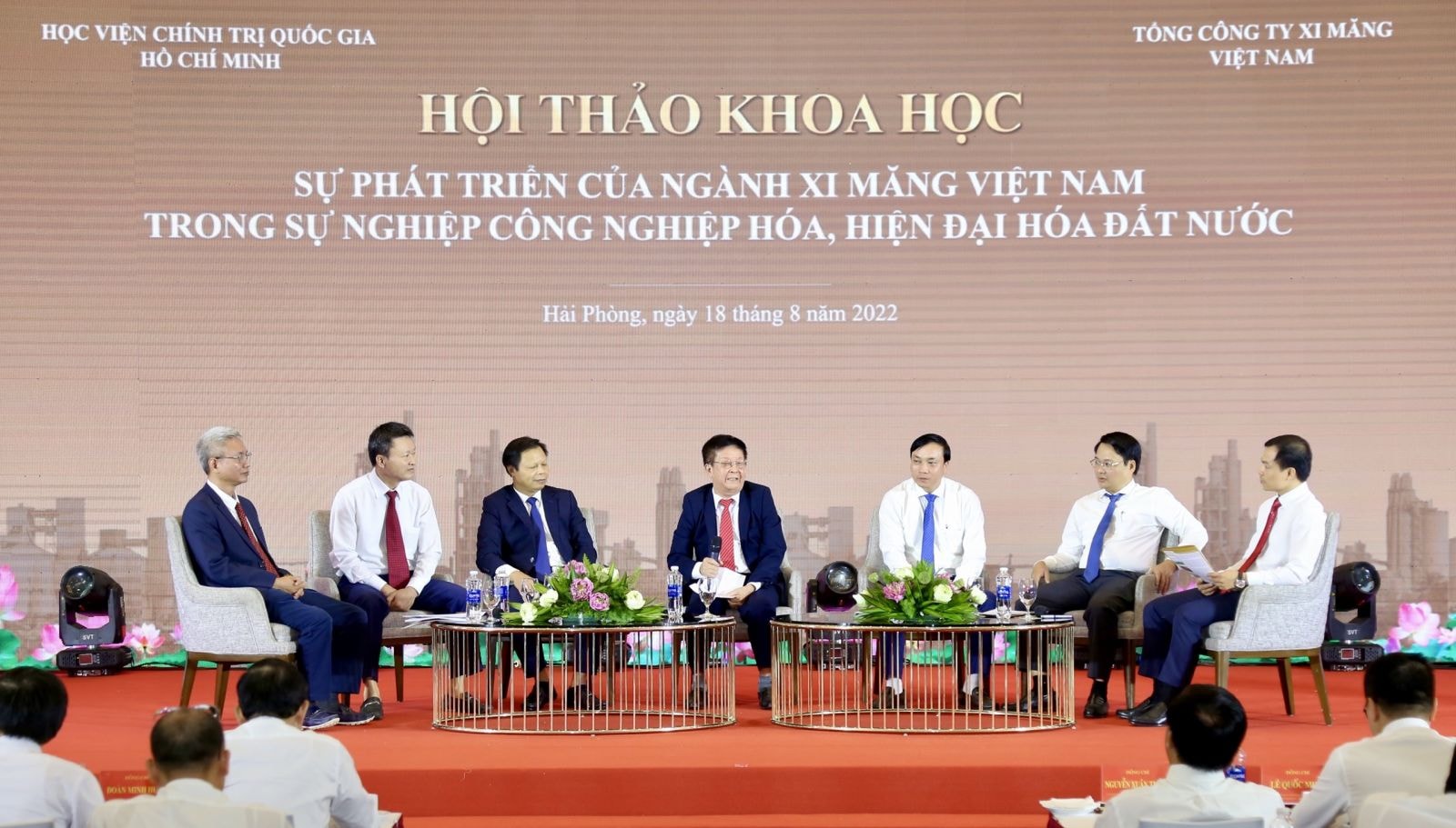 Các chuyên gia, nhà khoa học trao đổi, thảo luận bàn tròn