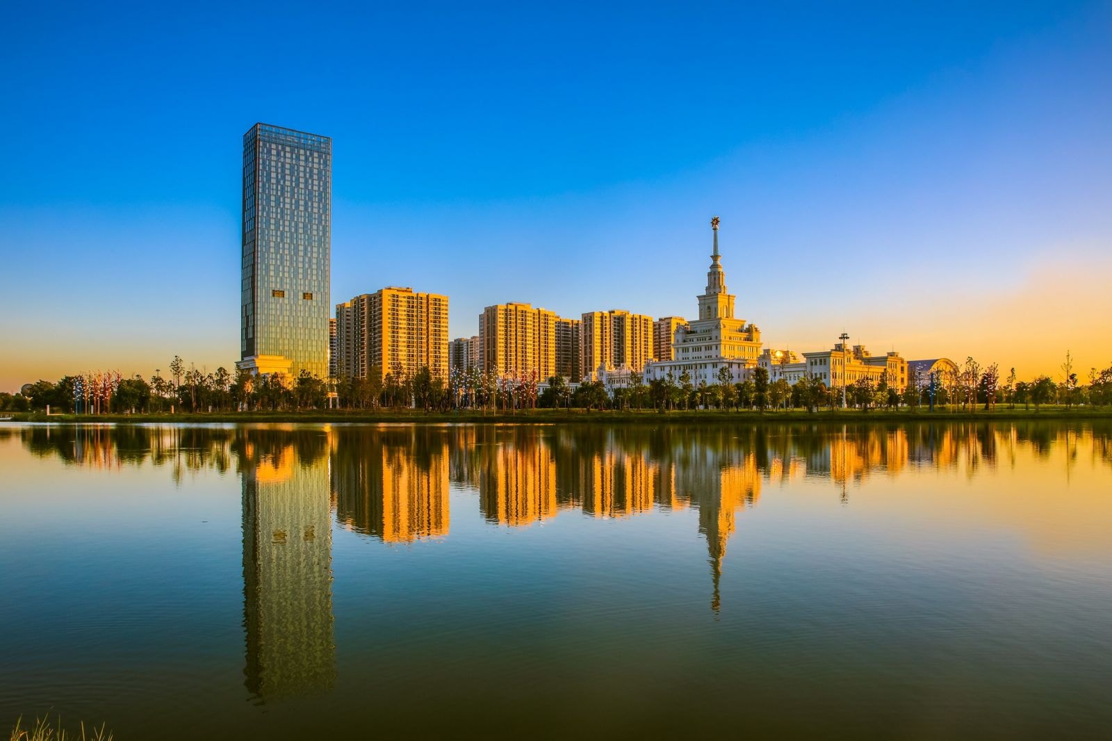 Bộ đôi “siêu phẩm” VinUni và TechnoPark Tower gây choáng ngợp cho đoàn khách phương Namp/