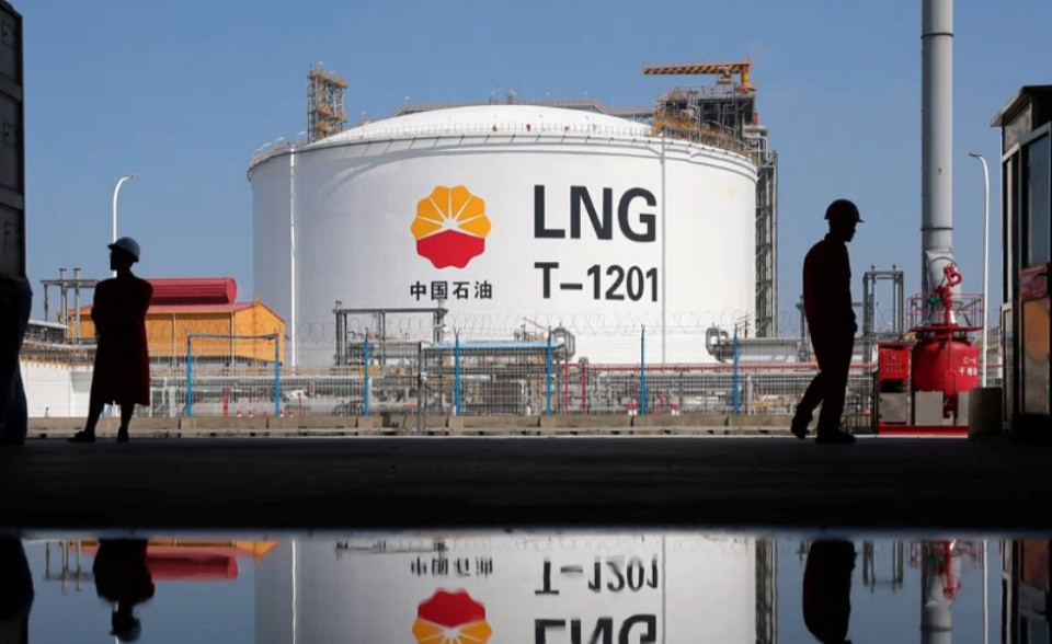 bồn chứa LNG ở cảng Như Đông, thành phố Nam Thông, tỉnh Giang Tô, Trung Quốc. Ảnh: Reuters