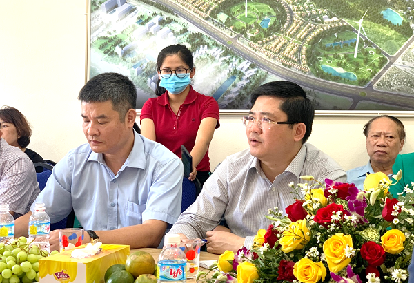 Ông Nguyễn Tuấn Anh, Phó Chủ nhiệm Ủy ban KHCN&MT, Phó Trưởng đoàn công tác (bên phải) chỉ đạo buổi làm việc tại nhà máy Phương Mai 3. Ảnh: Thuý Vân