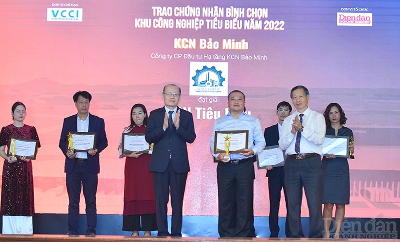 Ông Phạm Ngọc Tuấn –Tổng Biên tập Tạp chí Diễn đàn Doanh nghiệp và Ông Đỗ Viết Chiến, nguyên Cục trưởng Cục Phát triển Đô thị, Bộ Xây dựng, Phó Chủ tịch kiêm Tổng Thư ký Hiệp hội Bất động sản Việt Nam trao chứng nhận cho đại diện KCN Bảo Minh, thuộc Công ty CP Đầu tư Hạ tầng KCN Bảo Minh.