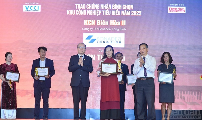 Ông Phạm Ngọc Tuấn –Tổng Biên tập Tạp chí Diễn đàn Doanh nghiệp và Ông Đỗ Viết Chiến, nguyên Cục trưởng Cục Phát triển Đô thị, Bộ Xây dựng, Phó Chủ tịch kiêm Tổng Thư ký Hiệp hội Bất động sản Việt Nam trao chứng nhận cho đại diện KCN Biên Hòa II, thuộc Công ty CP Sonadezi Long Bình.