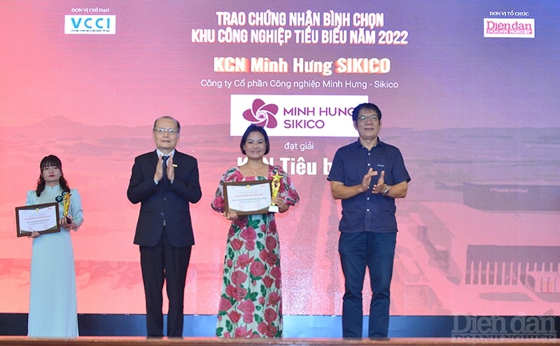 Ông Phạm Ngọc Tuấn –Tổng Biên tập Tạp chí Diễn đàn Doanh nghiệp và TS Nguyễn Xuân Hinh, nguyên Trưởng khoa Quy hoạch, Đại học Kiến trúc Hà Nội trao giấy chứng nhận cho đại diện KCN Minh Hưng SIKICO, thuộc CTy Cổ phần Công nghiệp Minh Hưng- Sikico.