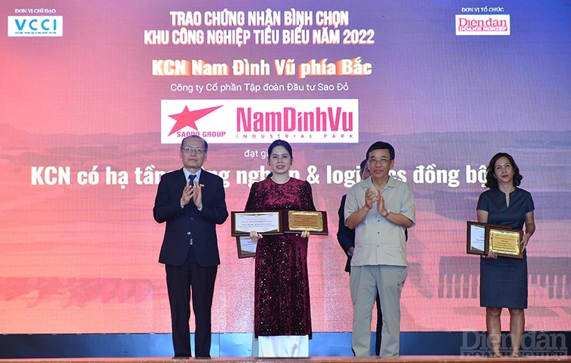 Ông Phạm Ngọc Tuấn –Tổng Biên tập Tạp chí Diễn đàn Doanh nghiệp và KTS Lê Quang Đạo, nguyên chủ tịch Công ty Cổ phần Tư vấn xây dựng công nghiệp và đô thị Việt Nam lên sân khấu để trao chứng nhận và kỷ niệm chương Khu công nghiệp có hạ tầng công nghiệp và logistics đồng bộ cho đại diện KCN Nam Đình Vũ (phía Bắc), thuộc chủ đầu tư Tập đoàn Sao Đỏ.