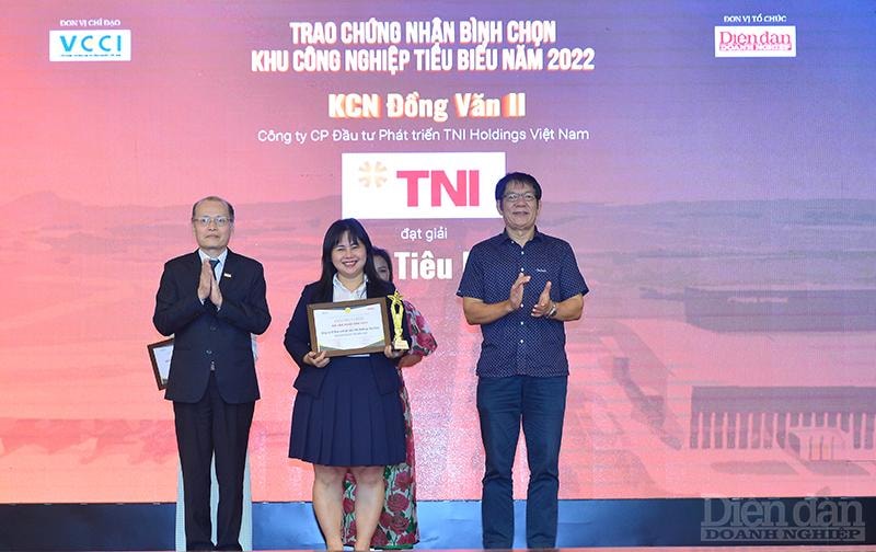 Ông Phạm Ngọc Tuấn –Tổng Biên tập Tạp chí Diễn đàn Doanh nghiệp và TS Nguyễn Xuân Hinh, nguyên Trưởng khoa Quy hoạch, Đại học Kiến trúc Hà Nội trao giấy chứng nhận cho đại diện KCN Đồng Văn II, thuộc Công ty CP Đầu tư Phátp/triểnp/TNI Holdings Việt Nam.p/