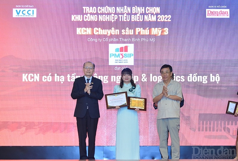 Ông Phạm Ngọc Tuấn –Tổng Biên tập Tạp chí Diễn đàn Doanh nghiệp và KTS Lê Quang Đạo, nguyên chủ tịch Công ty Cổ phần Tư vấn xây dựng công nghiệp và đô thị Việt Nam lên sân khấu để trao chứng nhận và kỷ niệm chương Khu công nghiệp có hạ tầng công nghiệp và logistics đồng bộ cho đại diện KCN Chuyên sâu Phú Mỹ III, chủ đầu tư Cty Cổ phần Thanh Bình Phú Mỹ.