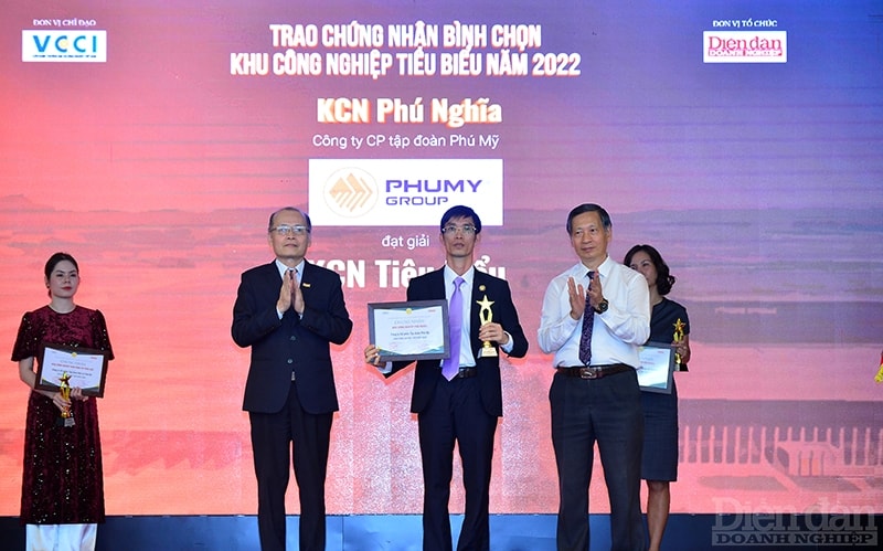 Ông Phạm Ngọc Tuấn –Tổng Biên tập Tạp chí Diễn đàn Doanh nghiệp và Ông Đỗ Viết Chiến, nguyên Cục trưởng Cục Phát triển Đô thị, Bộ Xây dựng, Phó Chủ tịch kiêm Tổng Thư ký Hiệp hội Bất động sản Việt Nam trao chứng nhận cho đại diện KCN Phú Nghĩa, thuộc chủ đầu tư Công ty CP tập đoàn Phú Mỹ.