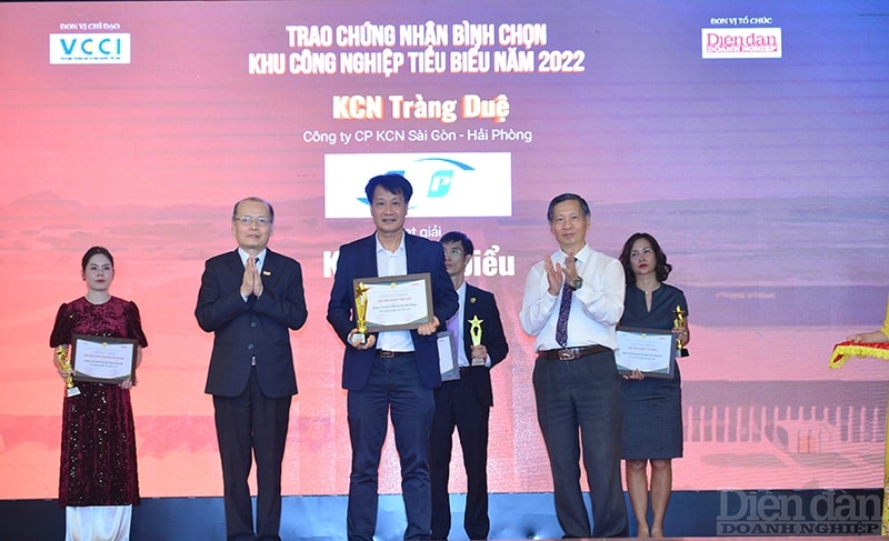 Ông Phạm Ngọc Tuấn –Tổng Biên tập Tạp chí Diễn đàn Doanh nghiệp và Ông Đỗ Viết Chiến, nguyên Cục trưởng Cục Phát triển Đô thị, Bộ Xây dựng, Phó Chủ tịch kiêm Tổng Thư ký Hiệp hội Bất động sản Việt Nam trao chứng nhận KCN Tràng Duệ, thuộc chủ đầu tư Công ty CP KCN Sài Gòn-Hải Phòng 