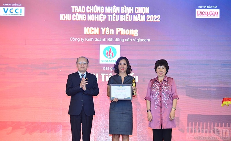 Ông Phạm Ngọc Tuấn –Tổng Biên tập Tạp chí Diễn đàn Doanh nghiệp và GS.TS-NGND Đặng Thị Kim Chi, Phó Chủ tịch Hội Bảo vệ thiên nhiên và môi trường Việt Nam, nguyên là Phó Viện trưởng Viện Khoa học và Công nghệ môi trường, đại học Bách Khoa Hà Nộip/trao chứng nhận cho KCN Yên Phong, thuộc chủ đầu tư là Tổng Công ty Viglacera