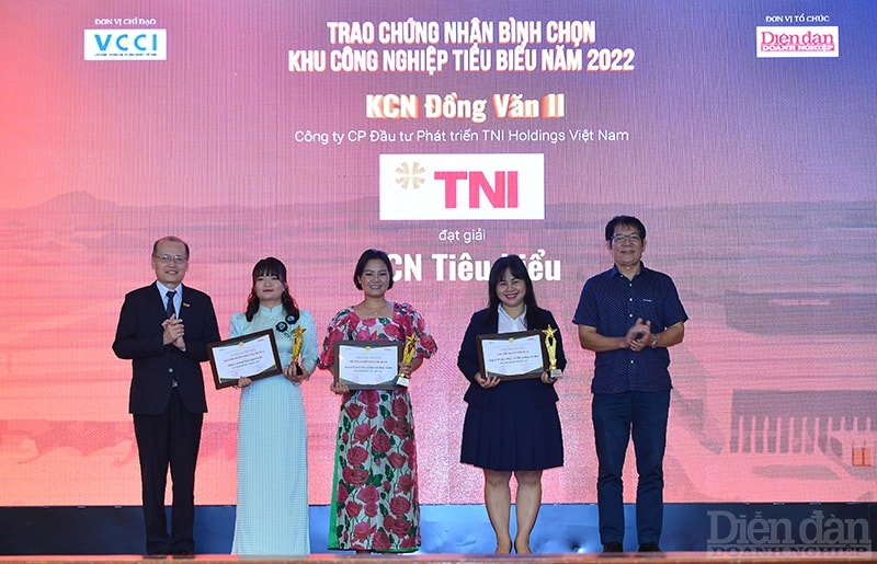 Đại diện tất cả các KCN được trao giấy chứng nhận chụp ảnh lưu niệm