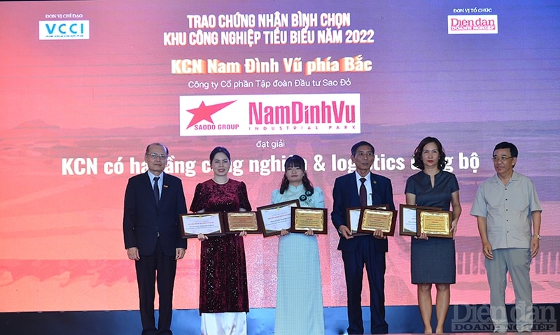 Các thành viên Hội đồng Thẩm định chụp ảnh cùng đại diện các KCN được trao giấy chứng nhận. 