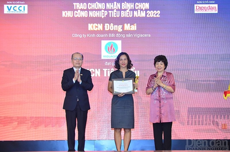 Ông Phạm Ngọc Tuấn –Tổng Biên tập Tạp chí Diễn đàn Doanh nghiệp và GS.TS-NGND Đặng Thị Kim Chi, Phó Chủ tịch Hội Bảo vệ thiên nhiên và môi trường Việt Nam, nguyên là Phó Viện trưởng Viện Khoa học và Công nghệ môi trường, đại học Bách Khoa Hà Nộip/trao chứng nhận cho đại diện KCN Đông Mai, thuộc chủ đầu tư là Tổng Công ty Viglacera 