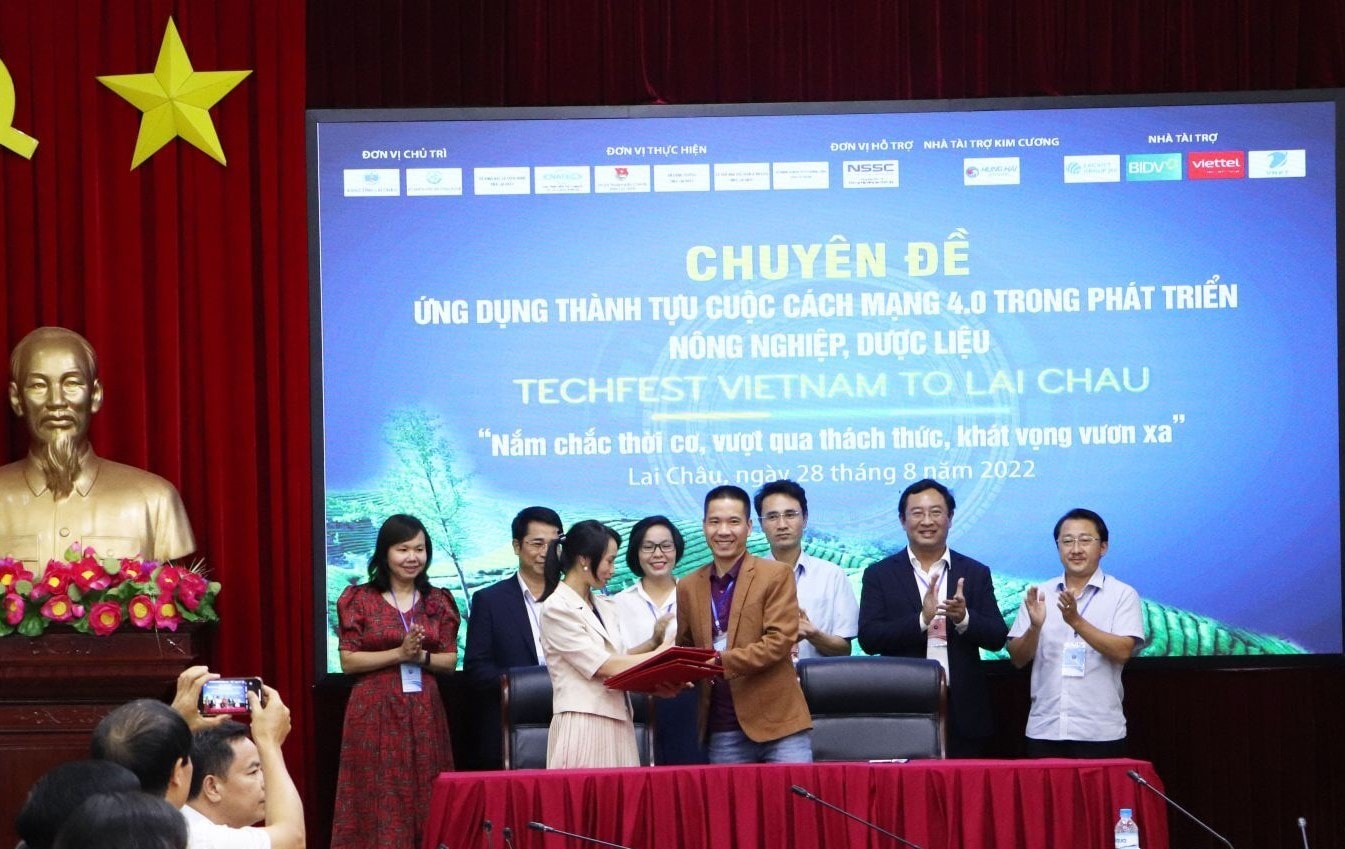 Các doanh nghiệp ký kết biên bản thỏa thuận hợp tác tiêu thụ sản phẩm tại Hội thảo.