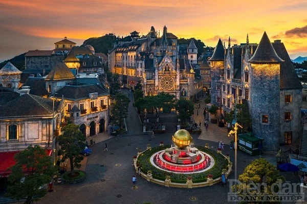 Làng Pháp ở Sun World Ba Na Hills trong ráng chiều.