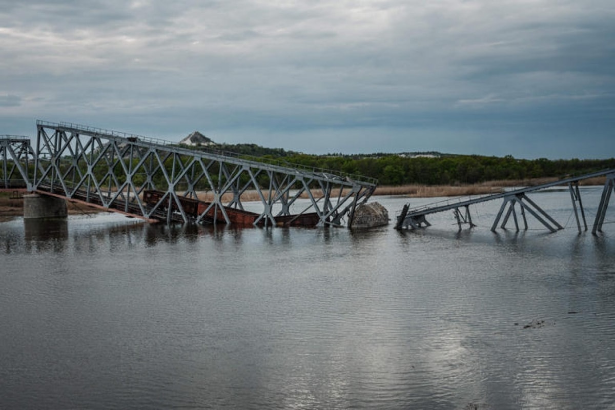 Cây ầu đường sắt bị phá hủy ở Raygorodok, phía Đông Ukraine. Nguồn AFP