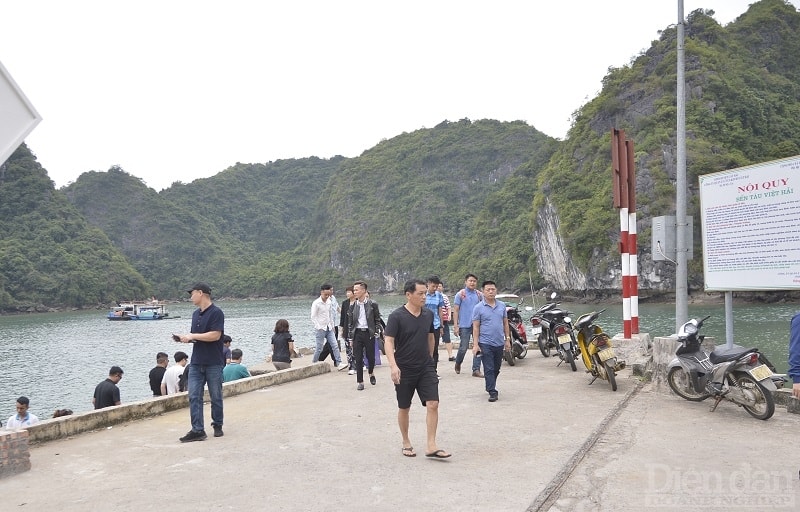 Du khách đến thăm quan, trải nghiệm tại làng Việt Hải, huyện Cát Hải