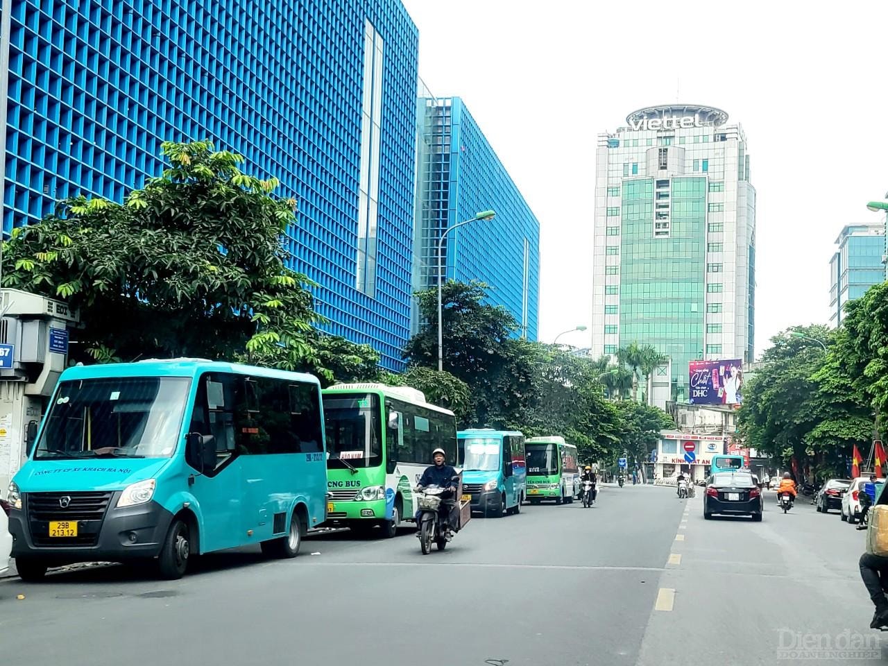 Không thể phủ nhận vai trò quan trọng của phương tiện giao thông công cộng tại các đô thị lớn trong việc giảm ùn tắc giao thông. Ảnh: Vũ Phường