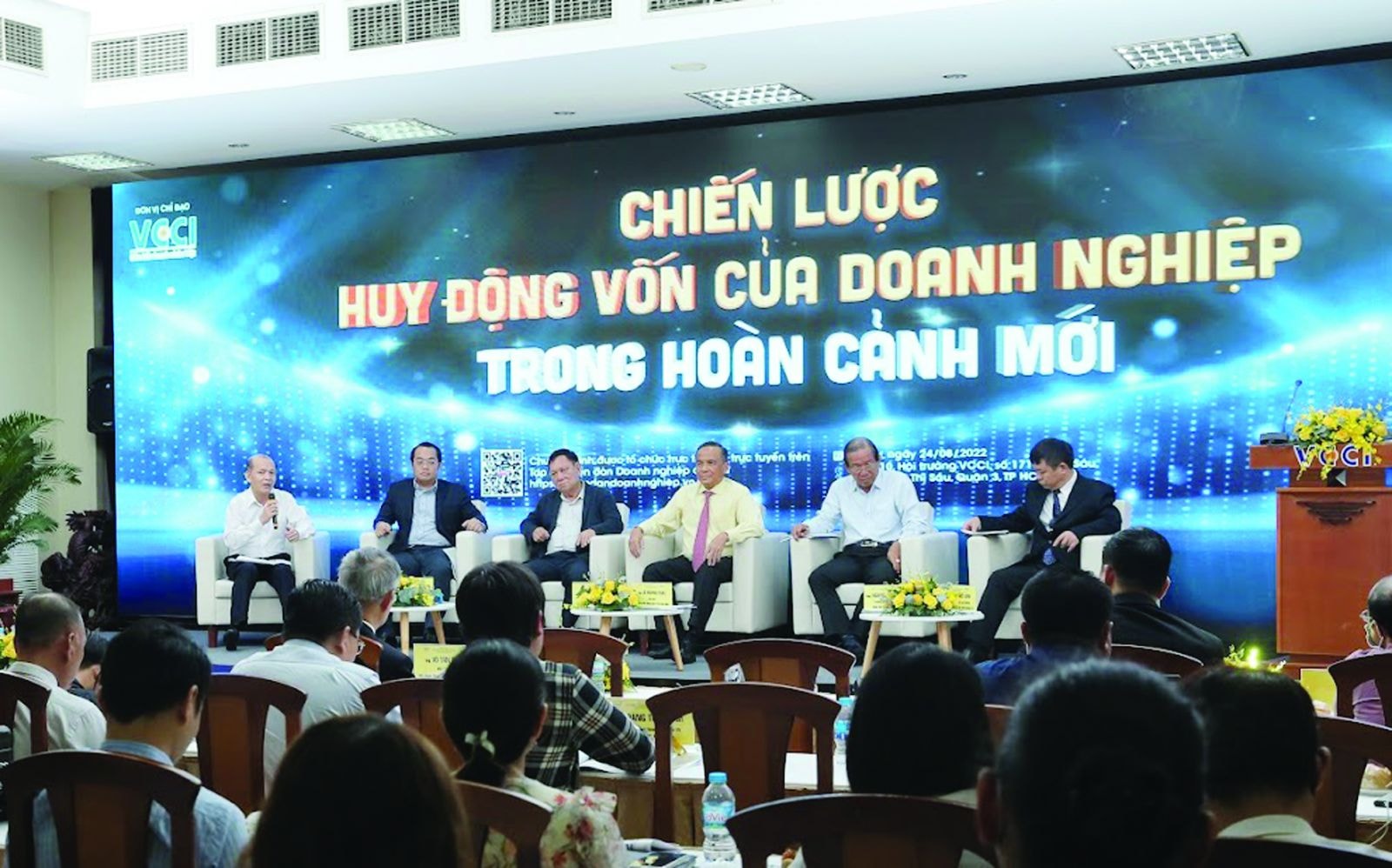  Các diễn giả thảo luận tại Diễn đàn “Chiến lược huy động vốn của Doanh nghiệp trong hoàn cảnh mới” do DĐDN tổ chức mới đây tại TP.HCM.